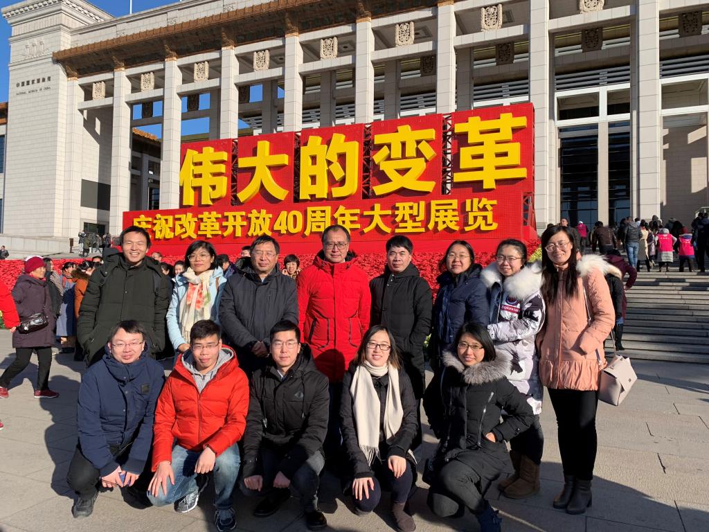 图1为观展党员的合影