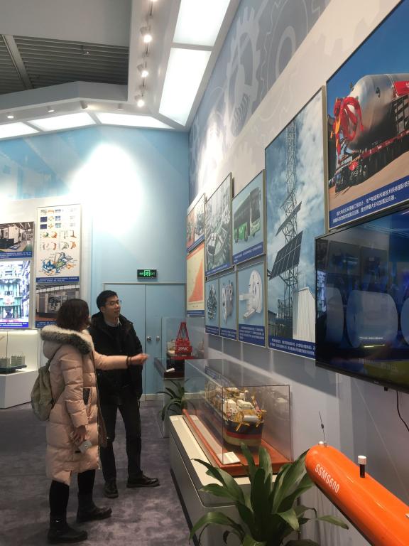 图3为员工支部党员观看30万吨海上浮式生产储油船模型