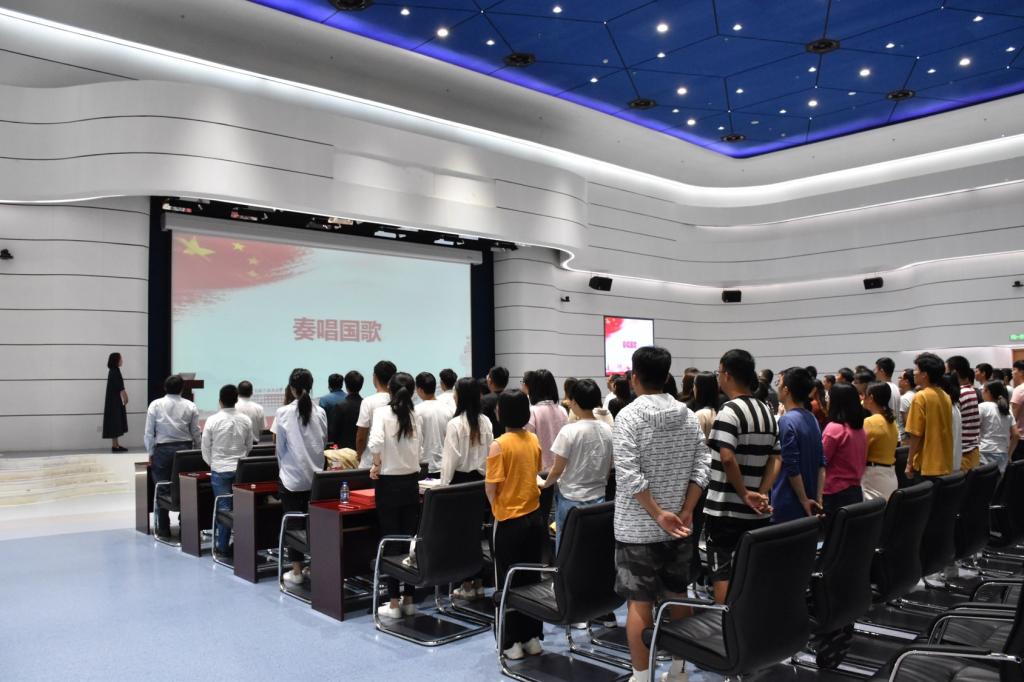 开学典礼在庄严肃穆的国歌中拉开帷幕